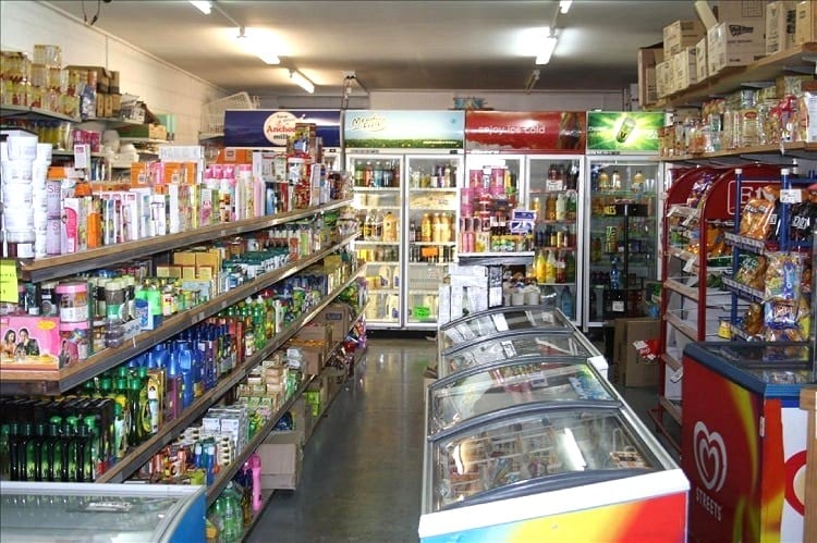 Chủ tiệm nên bố trí kệ hàng thông thoáng và không chắn lối đi